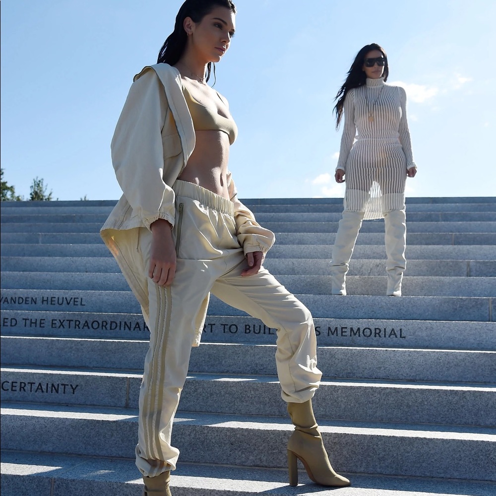 NWT YEEZY SEASON 4 - Never worn. White denim stretch ankle boot. Rare. Sold-out! - Picture 4 of 9
